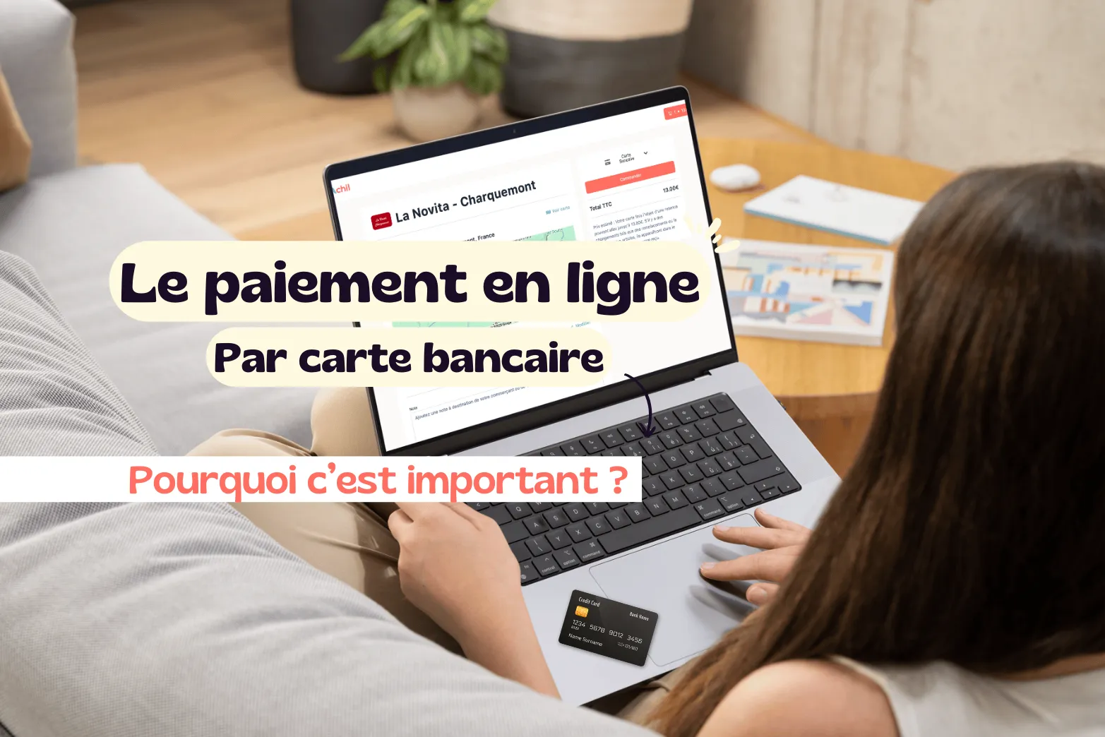 Image d'une personne qui passe une commande en ligne avec sa carte bancaire.